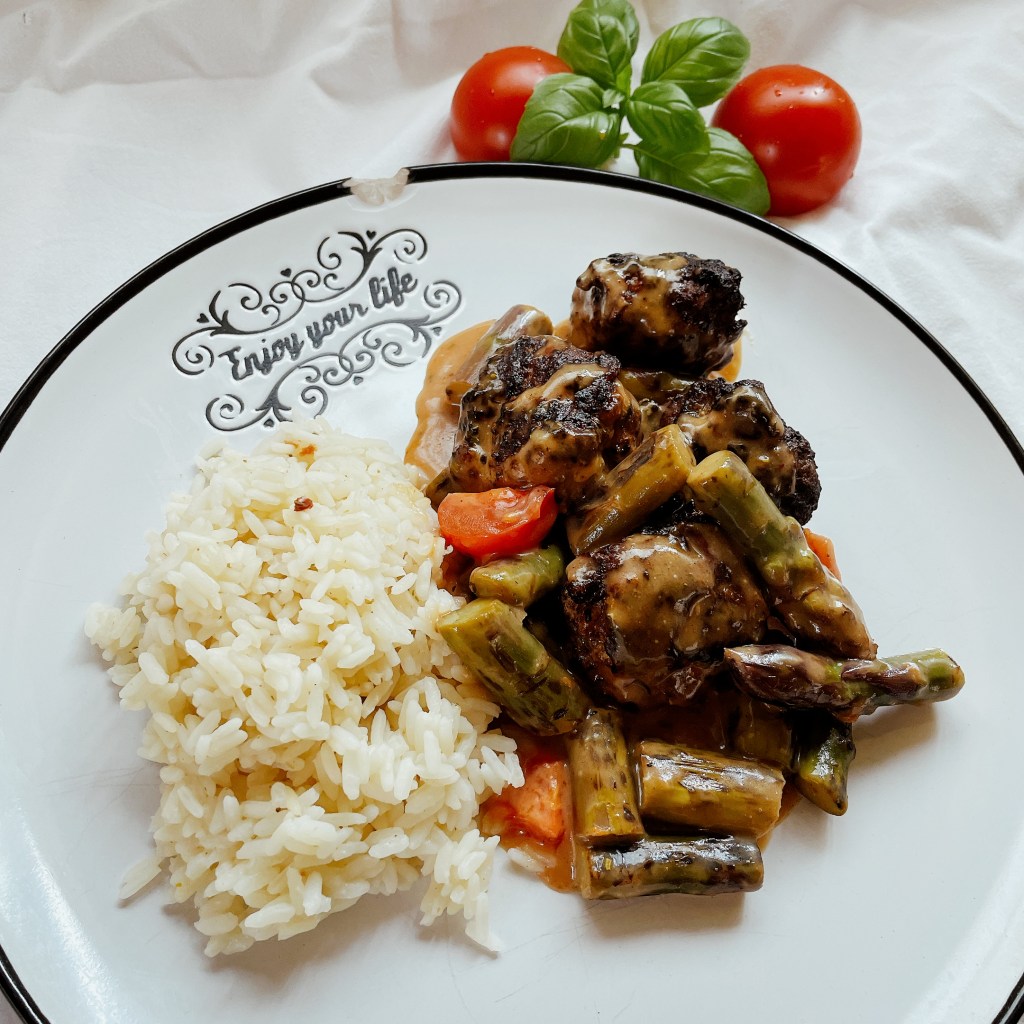 Mediterrane Hackbällchen auf&nbsp;Spargel